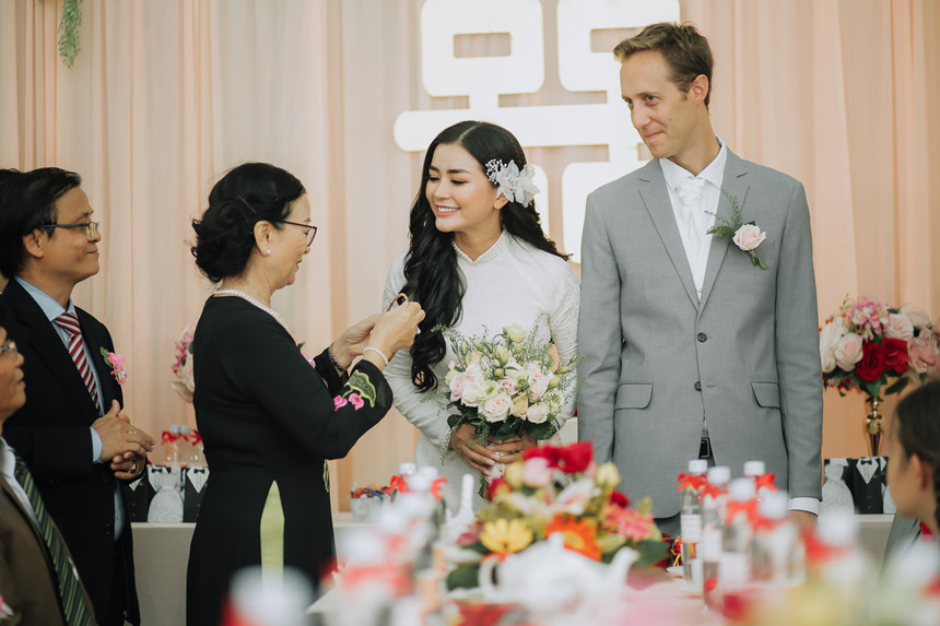 Diệu Thúy và ông xã ngoại quốc trong ngày vui.