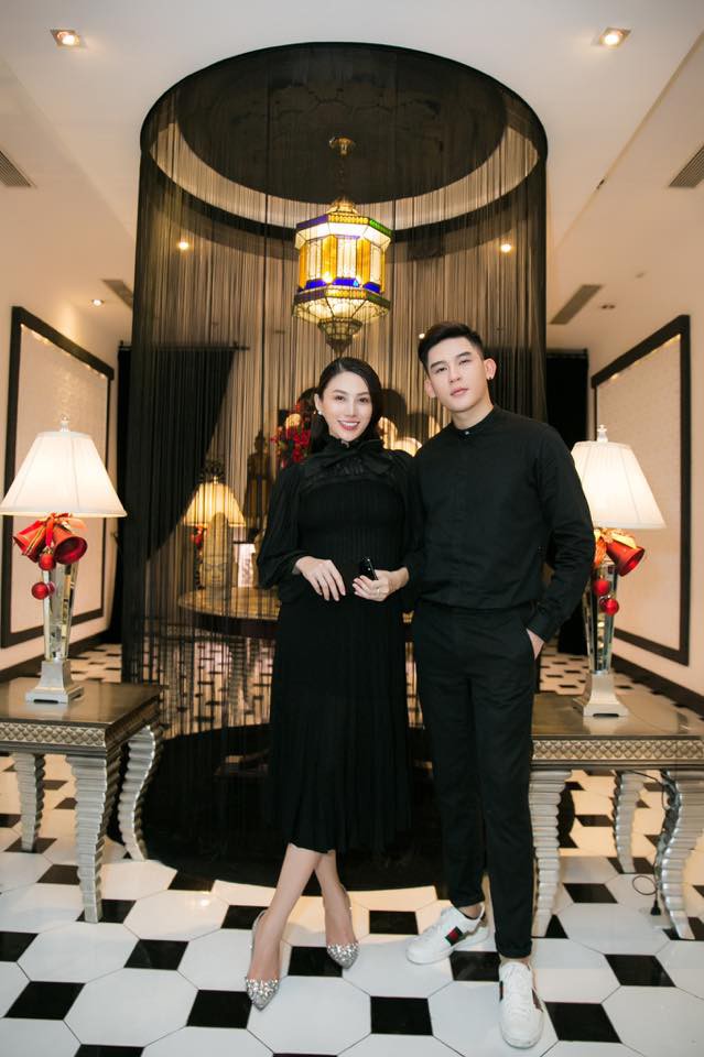 Người đẹp họ Lê cũng thường xuyên diện Shbet999 com đăng nhập tối màu có thiết kế suông nhưng vẫn không thể che giấu được vóc dáng chẳng còn mấy thon gọn nuột nà của mình.