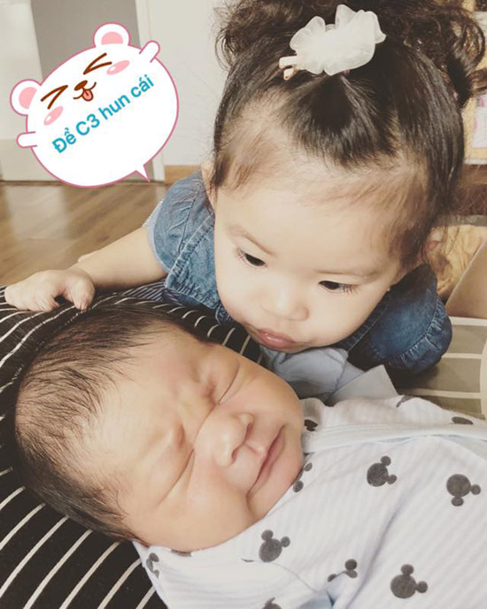 Bé Kem đặc biệt quấn em trai, thường xuyên đòi mẹ cho thơm má em. 