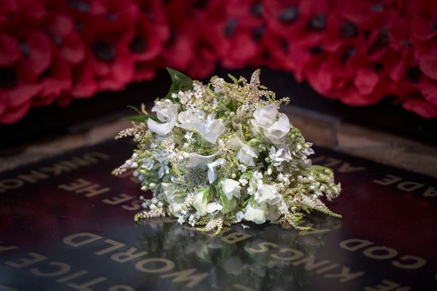 0_meghan-markles-wedding-bouquet-lies-on-the-grave-of-the-unknown-warrior-in-the-west-nave-of-westmin-1006