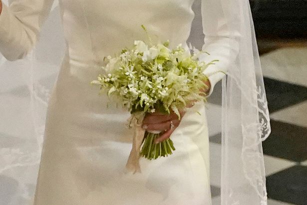 Bó hoa cưới sang trọng và tinh tế của Meghan với hoa chuông, hoa nhài cùng nhiều loại hoa khác.