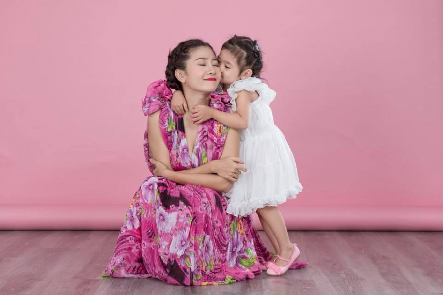 Mai Phương và con gái nhỏ.