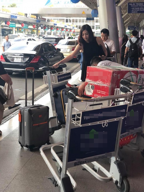 Á hậu Tú Anh trông ốm hơn nhiều so với khoảng thời gian trước.