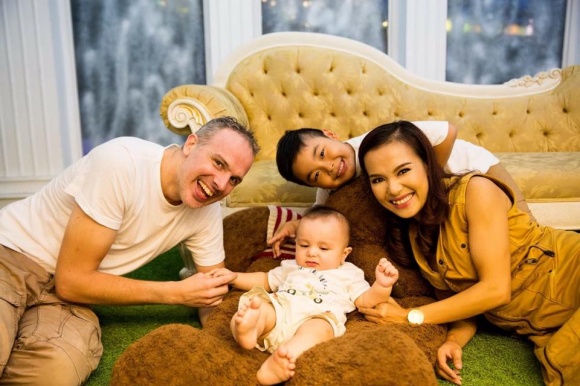 Shbet888.com link không chặn viên mãn của Lý Thanh Thảo và chồng Tây.