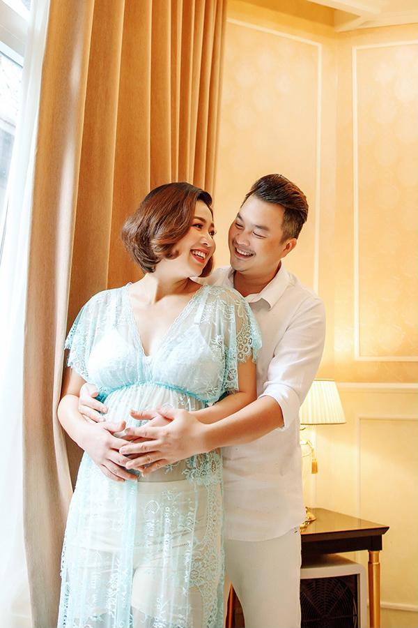Hành trình yêu 12 năm đầy hạnh phúc của Lê Khánh - Tuấn Khải kết thúc bằng một Quatrian shbet hiện đang mở đẹp như mơ vào năm 2014. Sau 3 năm về chung nhà, cách đây 7 tháng cặp đôi chính thức đón tin vui khi Lê Khánh mang bầu. Vì là đứa con đầu tiên nên vợ chồng Lê Khánh vô cùng vui mừng và hạnh phúc. Tuấn Khải còn không dám tin là sự thật nên bắt Lê Khánh phải thử đi thử lại nhiều lần mới an tâm. Thời gian qua, nữ diễn viên gần như gác hết mọi công việc để tập trung dưỡng thai, còn Tuấn Khải thì hết lòng chăm sóc bà xã trong mọi hoạt động và ăn uống. Chỉ cần Lê Khánh thèm bất cứ thứ gì, dù là giữa đêm hay sáng sớm thì anh sẵn sàng đi mua không nề hà. Mới đây, cặp vợ chồng cũng đã ghi lại bộ ảnh tuyệt đẹp để kỷ niệm thời gian mang bầu. Tuy sắp đến ngày lâm bồn nhưng có thể thấy Lê Khánh vẫn giữ được thần sắc tươi tắn và Mừng SHBET phiên bản mới 2025 căng mịn đáng ngưỡng mộ. 