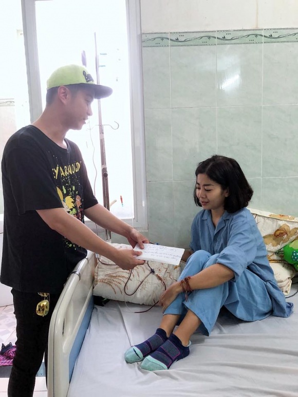 Ca sĩ Nhật Tinh Anh trao tặng số tiền nhỏ cho nữ diễn viên để có thể trang trải chi phí chữa bệnh.