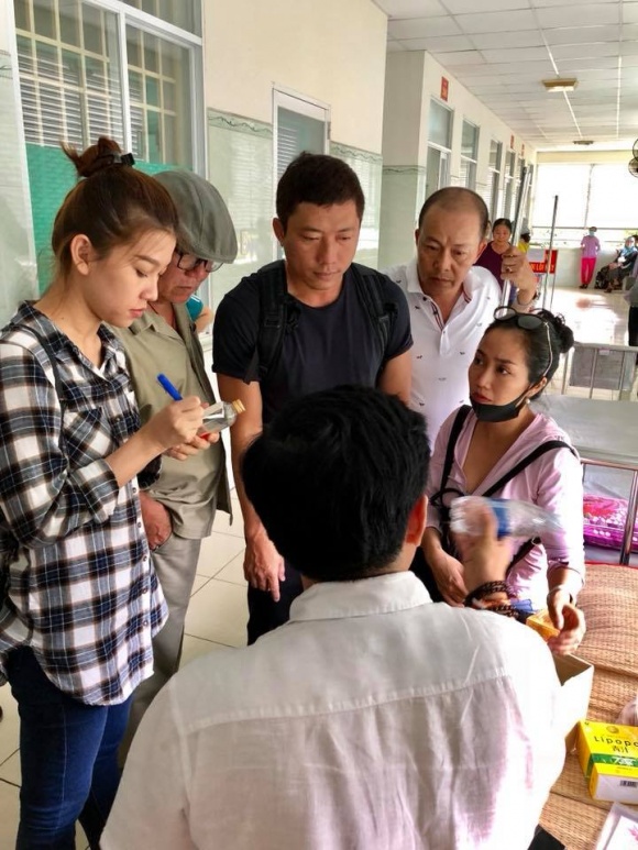 Rất nhiều nghệ sĩ đã đến bệnh viện thăm hỏi, động viên Mai Phương sớm vượt qua bệnh tật.