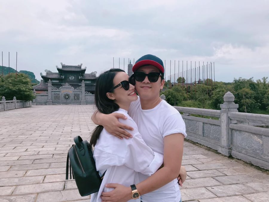 Chiều qua 20/8, đại diện Nhã Phương và đích thân nữ diễn viên đã lên tiếng xác nhận cô và Trường Giang sẽ kết hôn vào tháng 9. Ngay sau khi thông tin được công bố người hâm mộ cặp đôi đã bày tỏ sự vui mừng vì sau 3 năm đầy sóng gió cuối cùng cặp đôi đã chuẩn bị về chung một nhà.Sau thời gian dài im lặng, mới đây Trường Giang cũng lên tiếng xác nhận anh và nữ diễn viên “Tuổi Thanh Xuân” sẽ kết hôn và mong nhận được sự chúc phúc từ mọi người. Cụ thể, trên trang Facebook cá nhân của mình, nam danh hài xứ Quảng đăng tải một bức ảnh chụp cùng Nhã Phương, kèm dòng trạng thái: 