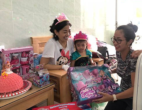 Ốc Thanh Vân thường xuyên có mặt tại bệnh viện giúp đỡ Mai Phương.