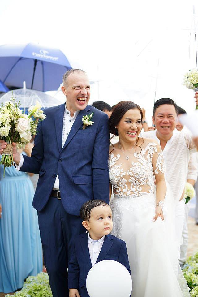 Hai vợ chồng không giấu nổi niềm hạnh phúc, khi sau nhiều năm chung sống đã có một Quatrian shbet hiện đang mở lãng mạn.