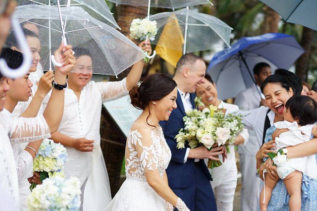 Dù trời đổ mưa nhưng khách mời vẫn có mặt ngoài trời để chung vui trong ngày hạnh phúc của cặp đôi.
