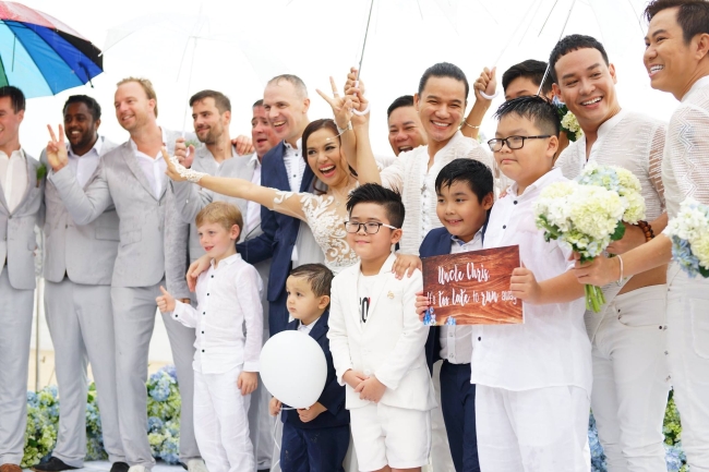 Rất nhiều bạn bè, đồng nghiệp đã gửi lời chúc phúc cho cặp đôi.