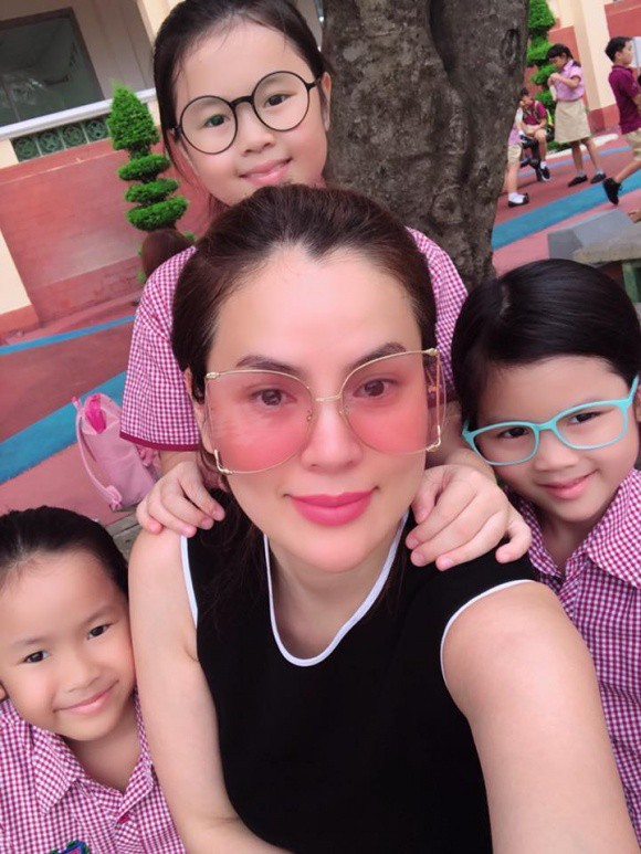 Hoa hậu Phương Lê cũng dành thời gian đưa con đến lớp.