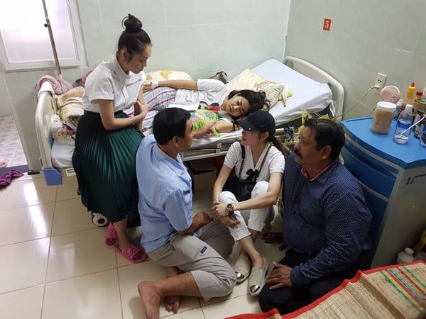 Hình ảnh MC Quyền Linh giản dị, ngồi bệt xuống đất trò chuyện những nghệ sĩ khác khiến giản giả xúc động.