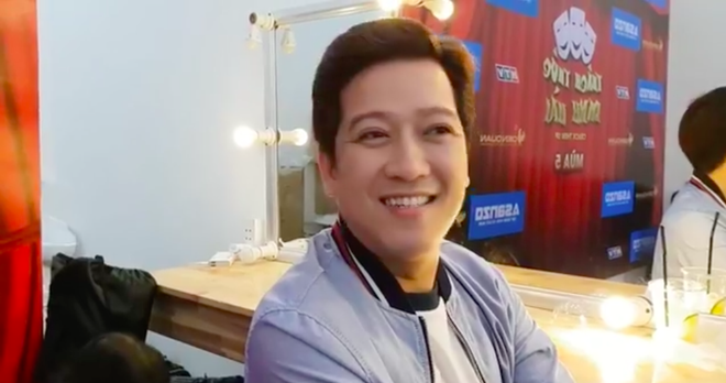 Trường Giang bất ngờ xuất hiện trong đoạn livestream tại hậu trường của buổi ghi hình cho một chương trình truyền hình. Xuất hiện trong đoạn clip, nam danh hài xứ Quảng trò chuyện khá vui vẻ, thoải mái với mọi người có mặt tại đây. Trường Giang cùng nam danh hài Anh Đức và Trấn Thành còn đùa giỡn với nhau về vấn đề giới tính khi anh đang ngồi tại bàn trang điểm chăm chút cho ngoại hình của mình. Đặc biệt, khán giả nếu tinh ý có thể nhìn thấy thái độ của anh khác hẳn với sự xuất hiện trong những ồn ào trước đó. Có vẻ nam danh hài đã tươi tắn, cởi mở hơn với mọi người.