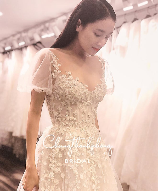 Hình ảnh đầu tiên Nhã Phương mặc váy cưới.