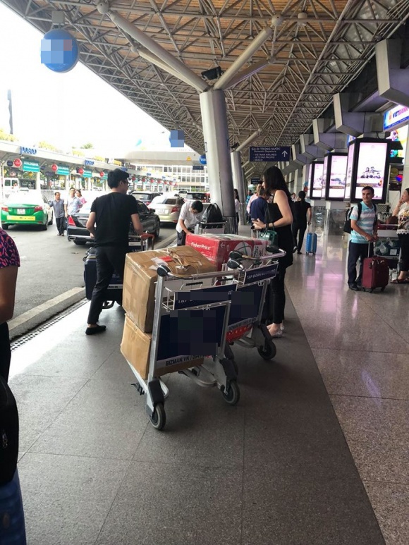 Tú Anh và ông xã bị bắt gặp ở sân bay cách đây ít ngày.