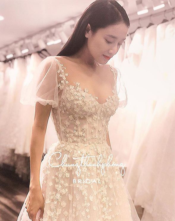 Nhã Phương diện váy cưới đẹp dịu dàng trong lễ kết hôn.