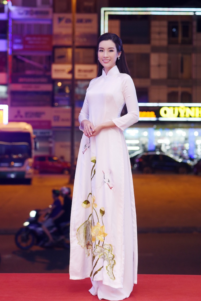 Tại sự kiện khai mạc “Liên hoan Ca Múa Nhạc toàn quốc – 2018” diễn ra những ngày vừa qua ở Đà Nẵng, Hoa hậu Đỗ Mỹ Linh gây ấn tượng khi xuất hiện trong bộ áo dài trắng, có họa tiết hoa sen thanh lịch. Người đẹp từng cho biết, cô luôn muốn lan tỏa và tôn vinh vẻ đẹp của người phụ nữ Việt Nam trong chiếc áo dài truyền thống. (baogiaothong.vn)