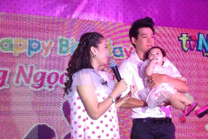 Mai Phương và Phùng Ngọc Huy bên cô con gái Phùng Ngọc Thiên Như (Lavie) trong tiệc sinh nhật tròn 1 tuổi của con gái năm 2014. Hình ảnh này nhận được nhiều sự chú ý vào thời điểm đó.