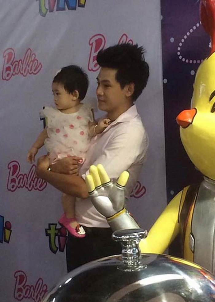 Nam ca sĩ bồng bế con gái nhỏ.