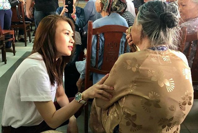 Mới đây trên Instargram của Mỹ Tâm có đăng tải hình ảnh của cô trong một buổi thiện nguyện khiến dân mạng không khỏi chú ý. Điều khiến công chúng đặc biệt quan tâm là khoảnh khắc cô ca sĩ ân cần trò chuyện cùng cụ bà lớn tuổi. Hơn nữa, hành đồng đó lại diễn ra vào ngày “Vu lan” càng khiến người hâm mộ Mỹ Tâm không khỏi tự hào về cô. Bằng sự chân thành, thân thiện của mình Mỹ Tâm lấy lòng được cả những người lớn tuổi. Từ những điều lớn lao cho tới nhỏ nhặt nhất, Mỹ Tâm luôn khiến người hâm mộ của mình có thể tự hào. (SHBET.vn)