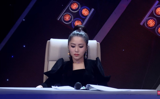 Tối qua, tập đầu tiên của đêm chung kết The Debut (Dự án số 1) 2018 đã diễn ra với nhiều tranh cãi gay cấn. Trong tập này, Hương Tràm đã trở lại cùng thí sinh Tùng Dương (đã bị loại từ tập trước) và tranh đấu cùng Đức Phúc, Hoàng Thùy Linh. Nếu ở tập trước, Hoàng Thùy Linh đã dám cãi tay đôi với nhà báo thì tới tập này, Hương Tràm tiếp tục lên tiếng phản bác vì bị động chạm. (soha.vn)