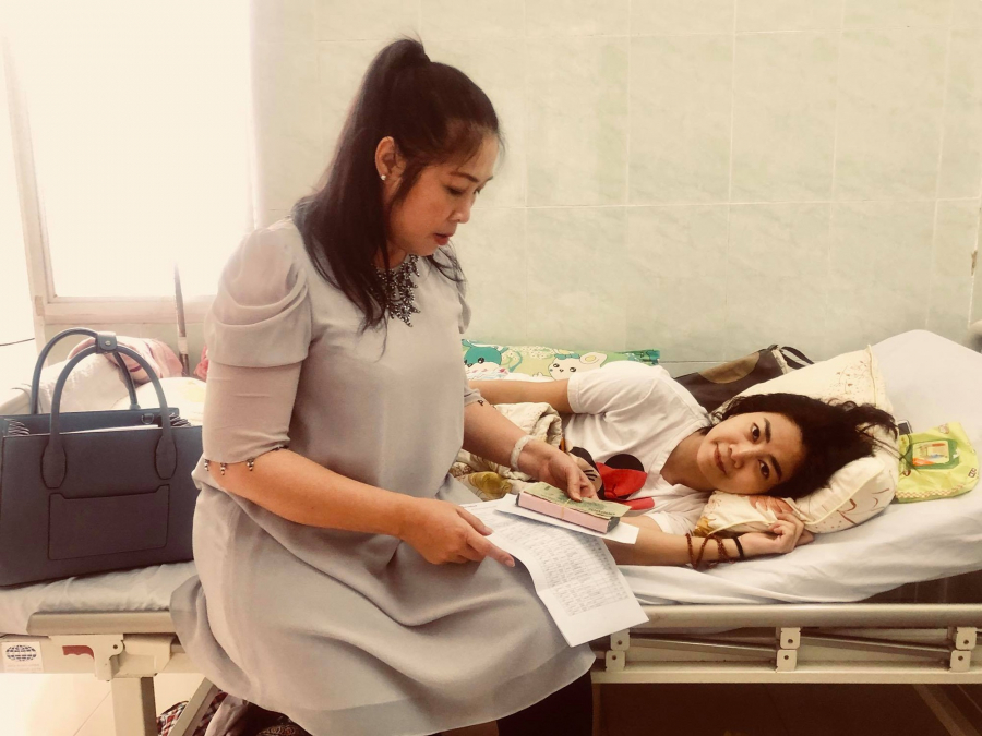NSND Hồng Vân, diễn viên Quốc Thuận cùng nhiều sao Việt đã đồng loạt lên tiếng, thông báo về việc xuất hiện nhiều tài khoản giả mạo hai nghệ sĩ và mong mọi người cẩn trọng khi gửi tiền ủng hộ cho nghệ sĩ Lê Bình và diễn viên Mai Phương đang phải điều trị ung thư phổi. Theo đó, do những ngày qua, NSND Hồng Vân và Quốc Thuận đã đứng ra nhận tiền giúp đỡ từ bạn bè nghệ sĩ, khán giả, các nhà hảo tâm cho diễn viên Lê Bình, Mai Phương. Nhưng một số kẻ xấu đã lợi dụng cơ hội này để tạo tài khoản giả mạo nhằm chiếm đoạt tiền ủng hộ. (SHBET.vn)