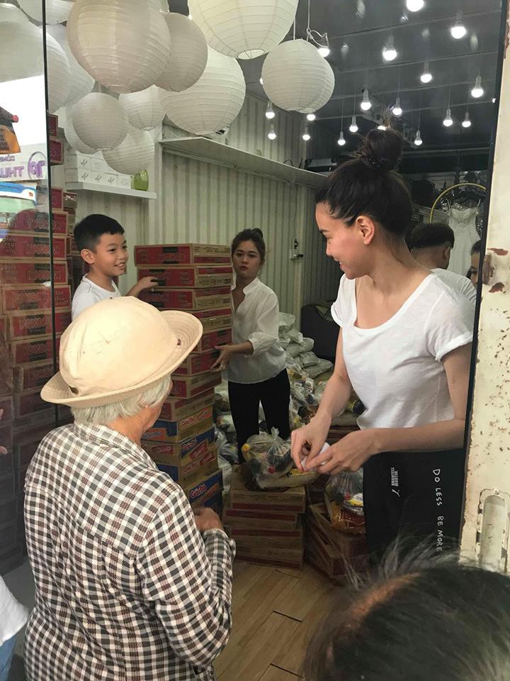 Mẹ con Hồ Ngọc Hà và Subeo đã có chuyến đi từ thiện để trao quà cho những mảnh đời khó khăn trong mùa Vu lan. Subeo 8 tuổi đã cao lớn với đôi Shbet888 phiên bản mới nhất giống mẹ, có thể khiêng những đồ nhẹ, giúp Hồ Ngọc Hà trong chuyến đi từ thiện mới này. Hình ảnh được 