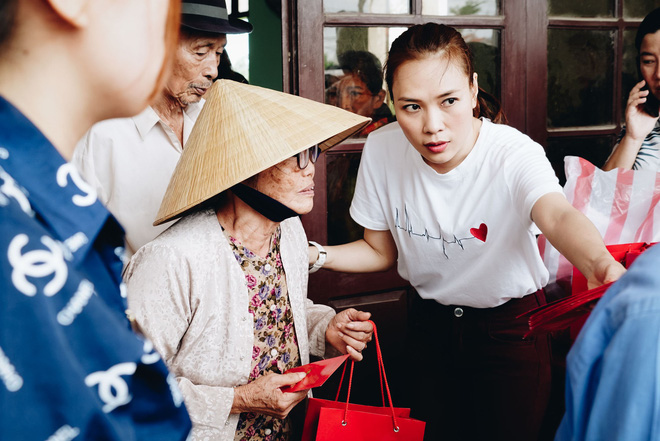 Nhân mùa lễ Vu Lan và mùa tựu trường sắp đến, Mỹ Tâm cùng FC đã tổ chức chuyến thiện nguyện, trao quà cho những bậc cha mẹ, người già neo đơn và trẻ em nghèo hiếu học tại phường Nam Trung, thị xã Điện Bàn, tỉnh Quảng Nam, quê hương của 