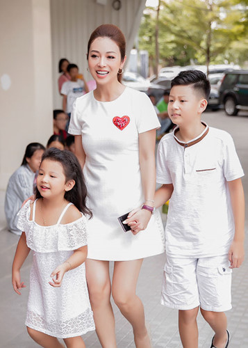 Hoa hậu Jennifer Phạm bất ngờ đưa cả bé Na và con trai Bảo Nam tham dự một sự kiện tại thành phố Hồ Chí Minh. Đây là lần đầu tiên Bảo Nam và bé Na xuất hiện cùng mẹ trước công chúng. Người đẹp rạng rỡ bên bên 2 con. Hình ảnh mới nhất này của cô nhận được nhiều lời khen của công chúng vì nhan sắc ngày càng đẹp mặn mà. (SHBET.vn)    