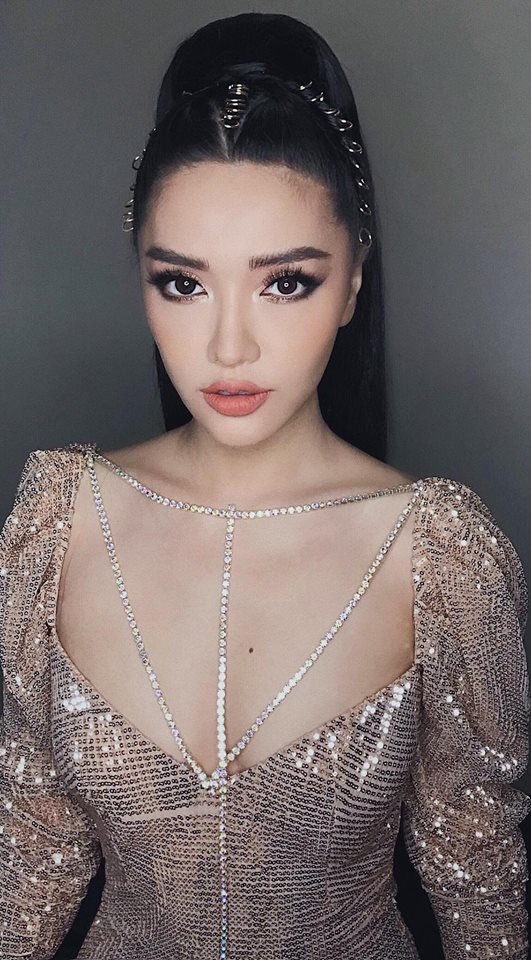 Mới đây trên trên trang cá nhân Facebook của giọng ca “Bùa yêu” gây chú ý khi đăng một bức hình gợi cảm. Bên cạnh nhưng lời khen về nhan sắc ngày càng mặn mà thì vòng 1 khiêm tốn của cô cũng bị chú ý. Nhiều người đổ dồn vào bình luận về vòng 1 của cô. Nhưng trái với sự ngại ngùng, “thánh lầy” lại có màn đáp trả vô cùng hài hước, khiến fans “cứng họng”. Cách nói chuyện hết sức hài hước của Bích Phương khiến nhiều người không nhịn được cười. (SHBET.vn)