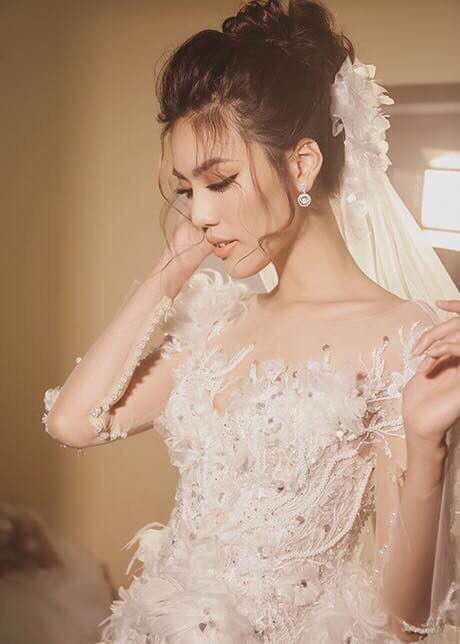 Mới đây, một số hình ảnh của Lan Khuê trong Shbet999 com đăng nhập cô dâu đã được hé lộ. Diện chiếc đầm trắng tinh khôi, nữ người mẫu khiến ai nấy khó rời mắt trước thần thái dịu dàng, đầy e ấp. Được biết, đây chỉ là những khoảnh khắc hậu trường của một show diễn thời trang. Dù không phải chiếc đầm cưới chính thức nhưng không ít người hâm mộ tỏ ra vô cùng thích thú và hào hứng trước hình ảnh của 