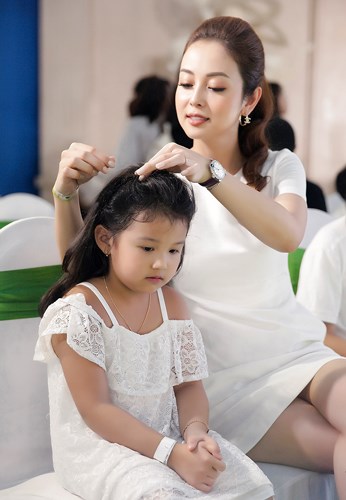 Hoa hậu ân cần bên con gái.