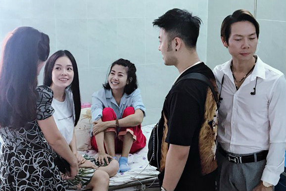 Mai Phương rạng rỡ tiếp các nghệ sĩ vào thăm.