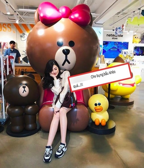Hoa hậu Tú Anh đã chia sẻ những hình ảnh trong chuyến du lịch tại Hàn Quốc với ông xã. Đây là kì trăng mật muộn của vợ chồng Tú Anh sau một tháng kết hôn. Trong ảnh, có thể thấy Tú Anh vô cùng đáng yêu. Nhiều người thừa nhận, sau khi kết hôn, Tú Anh càng ngày càng xinh đẹp.Thế nhưng, người đẹp vẫn bị soi thân hình mũm mĩm, mặc áo rộng. Đặc biệt là hành động dùng túi che bụng của Tú Anh. Cư dân mạng còn khen  Tú Anh khéo che bụng bầu. (ngoi sao.vn)  