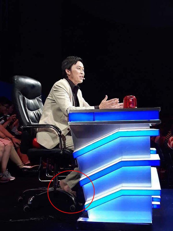 Trên trang cá nhân, diễn viên Hứa Minh Đạt vừa chia sẻ khoảnh khắc Hoài Linh ăn vận đầy bảnh bao nhưng lại đi chân trần trong lúc ghi hình. Chú thích cho tấm hình này, Hứa Minh Đạt viết: 