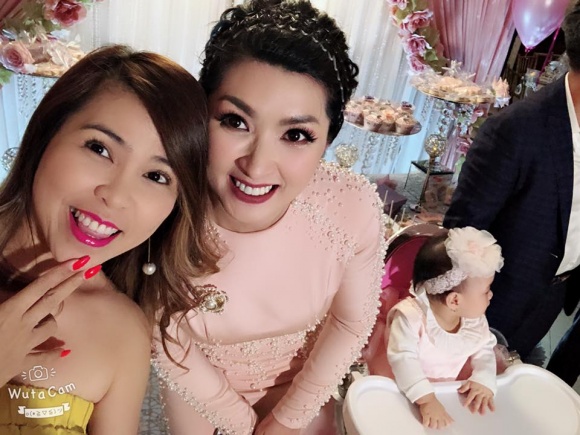 Ca sĩ Nguyễn Hồng Nhung (ở giữa) tổ chức tiệc sinh nhật cho con gái.