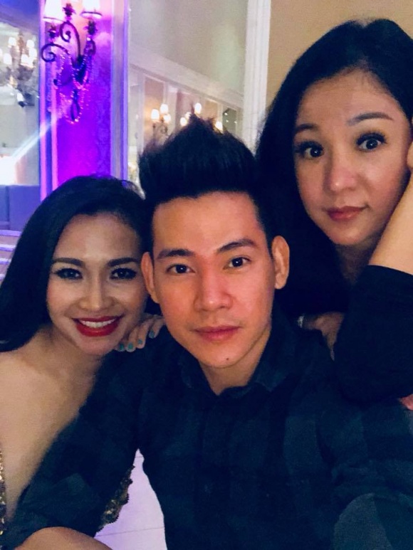 Phùng Ngọc Huy và Đan Kim chụp ảnh cùng Thúy Nga trong tiệc sinh nhật của con gái Nguyễn Hồng Nhung.