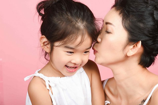 Nhân dịp sinh nhật tròn 40 tuổi, Xuân Lan đã thực hiện bộ ảnh cùng bé Thỏ - con gái cưng của mình. Xuân Lan chia sẻ, bên cạnh sự nghiệp thời trang thì con gái là điều cô trân trọng nhất trong Shbet16 chơi game trực tuyến. Niềm hạnh phúc lớn lao của cô là được ngắm nhìn bé Thỏ lớn lên mỗi ngày. Đói với cự người mẫu, bé Thỏ là phương pháp “yoga tinh thần” giúp cô cảm thấy cuộc đời thêm ý nghĩa. Mỗi lần chơi đùa cùng con, mọi mệt mỏi trong công việc của cô dường như tan biến. (SHBET.vn)