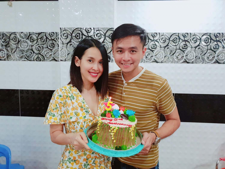 Trong ngày kỷ niệm 5 năm yêu nhau, thay vì được đi chơi như bao người thì ở nhà Tú Vi vẫn đang ngồi hút sữa, còn Văn Anh thì cho con bú. Cuối ngày kỷ niệm, cặp đôi mới được trốn con một lúc để có thể đi ăn cùng nhau và cùng thổi nến chiếc bánh sinh nhật mà mọi người tặng trong ngày kỷ niệm. Những hình ảnh và dòng chia sẻ của Tú Vi nhận được không ít sự đồng cảm và ngưỡng mộ từ khán giả. Nhiều người để lại bình luận chúc mừng cho hạnh phúc của cô. (sharoncuneta.com)