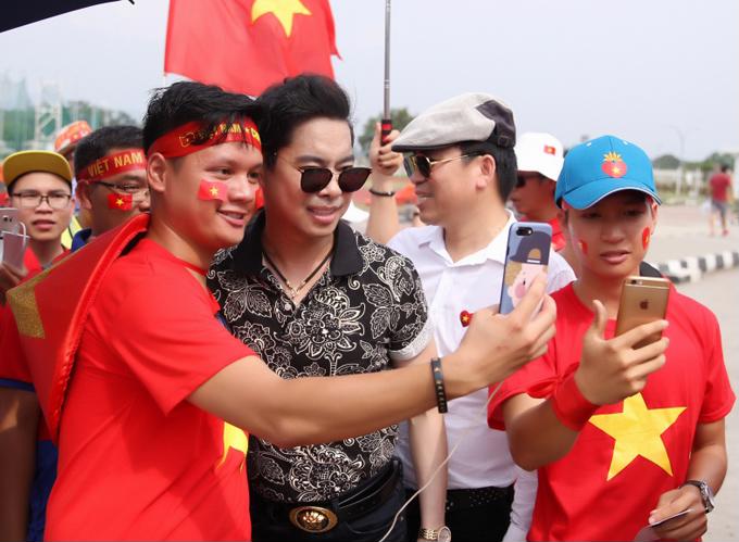 Ca sĩ Ngọc Sơn tiếc nuối khi đội nhà không đoạt HC đồng Asiad nhưng vẫn giữ lời hứa, thưởng cho Olympic Việt Nam 250 triệu đồng, cho 4 bàn đã ghi vào lưới UAE kể cả đá luân lưu. (phunuvagiadinh.vn)
