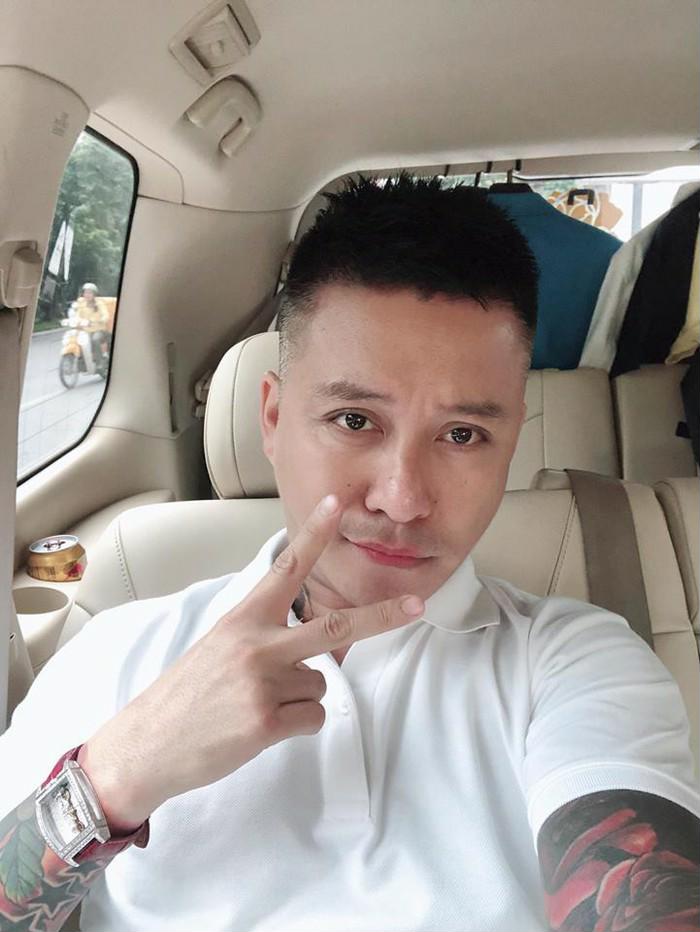 Mới đây, trên trang cá nhân, nam ca sĩ Tuấn Hưng đã bức xúc với tin đồn bị bắt anh viết: “Đang trên đường đi Quảng Ninh thì nhận được tin: “Mình bị bắt ở Hải Phòng đêm qua…” Đến khổ với các tình yêu quá. Tôi đi hát có động chạm ai đâu mà bắt với bớ. Đừng cố làm ảnh hưởng đến show tối nay của tôi”. Theo đó, Tuấn Hưng khẳng định tin anh bị bắt chỉ là tin đồn. (phunugiadinh.vn)