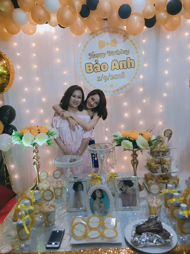 Bảo Anh bên mẹ trong ngày sinh nhật.