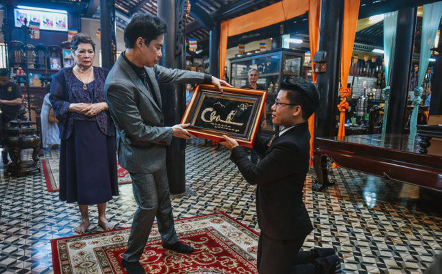 Ngày 2/9, danh ca Ngọc Sơn cùng học trò Duy Cường đã tham dự buổi từ thiện ở chùa Giác Lâm tại TP.HCM. Tại đây, cả hai thầy trò đã chuẩn bị những phần quà có giá trị để giúp đỡ cho bà con có hoàn cảnh khó khăn, nhất là các cụ neo đơn ở Hội người mù. Ngoài mục đích từ thiện, danh ca Ngọc Sơn lần đầu tổ chức lễ nhận con nuôi Duy Cường tại chùa. (soha.vn)