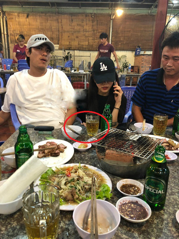 An Nguy thoải mái đặt tay lên đùi Kiều Minh Tuấn khi nghe điện thoại.