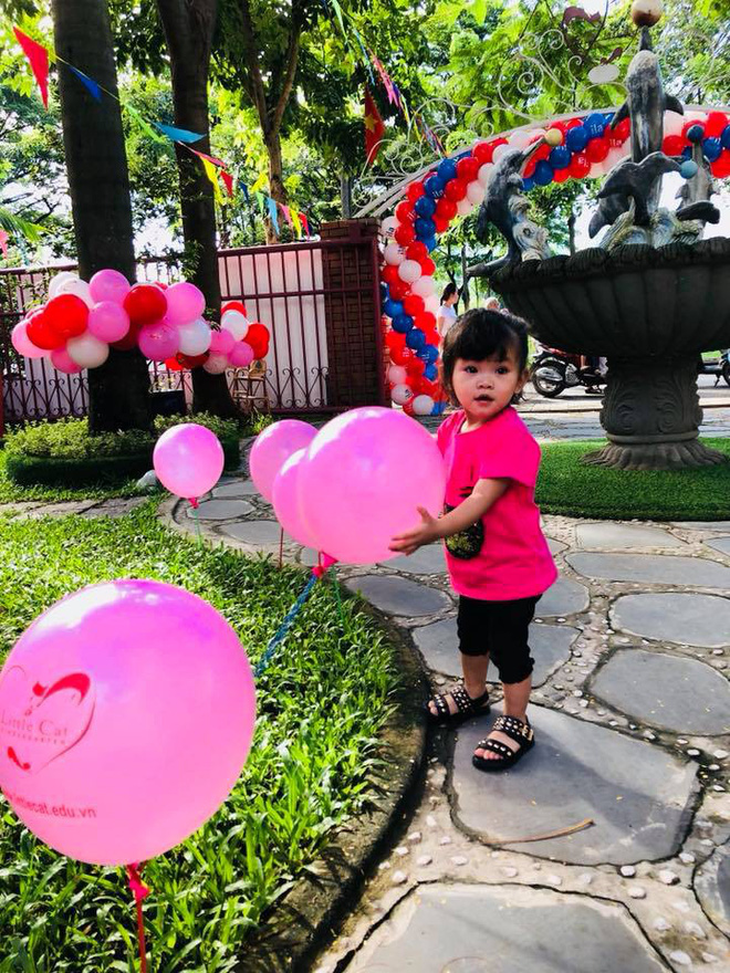 Cô con gái nhỏ của ca sĩ Hải Băng và diễn viên Thành Đạt háo hức trong ngày khai giảng. Cô bé có những biểu cảm vô cùng đáng yêu.