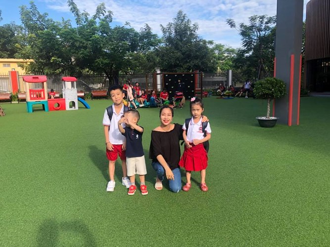 Hoà trong không khí ngày khai giảng của cả nước, Ốc Thanh Vân đưa 3 con là bé Coca, Cola và Cacao đi học. Khác với hình ảnh lộng lẫy váy áo thường ngày, bà mẹ 3 con Ốc Thanh Vân đơn giản, xuề xoà với dép bệt, quần bò, tóc vấn cao đơn giản. Cô chia sẻ: 