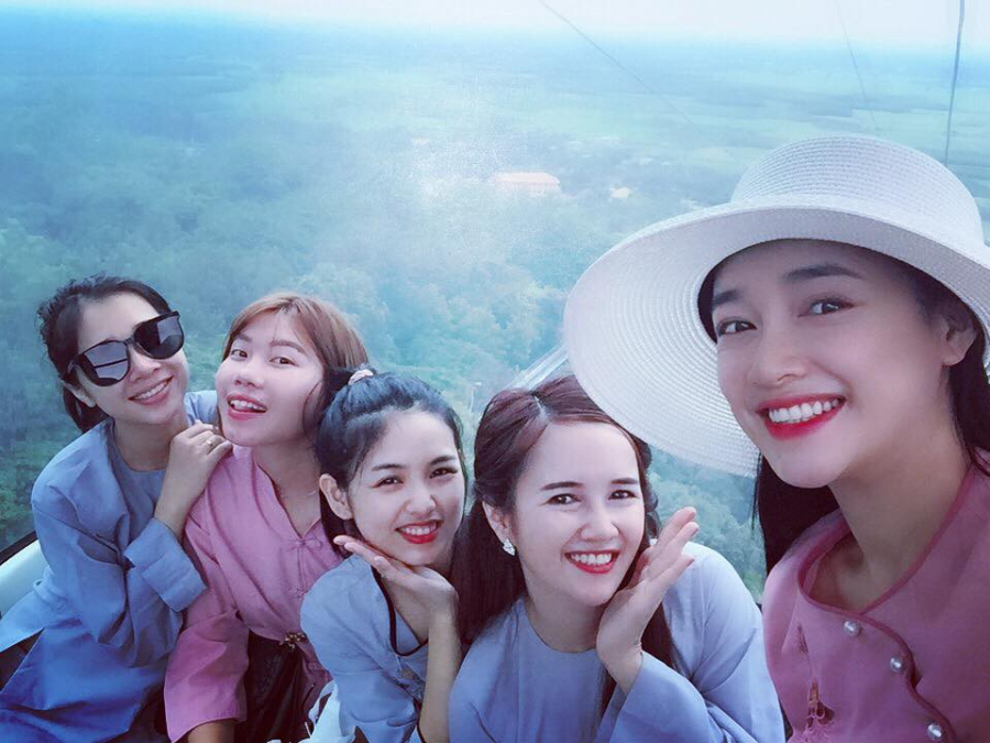 Nhã Phương đi chùa cùng chị em gái mà không có mặt của Trường Giang.