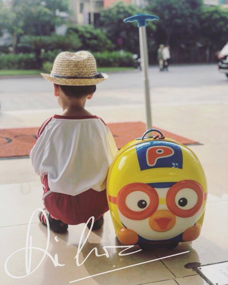 MC Phan Anh chia sẻ hình ảnh con trai tự đến trường trong ngày khai giảng mà không có bố mẹ đi kèm. Nam MC bày tỏ: 